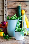 Frisches Gemüse: grüne Bohnen, Zucchini, Paprika, Tomaten und Zwiebeln