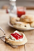 Scones mit Clotted Cream und Erdbeermarmelade (England)