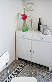 weiße Küche mit alten Möbeln und Terazzoboden