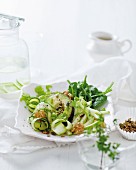 Grüner Superfood-Salat mit Spinat, Gurke, Sellerie, Avocado und Apfel