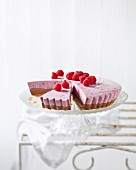 A superfood cake: non-baked cocoa, berry & cream cheese cheesecake
