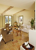 Mediterranes Wohnzimmer in Naturtönen mit Terracottaboden