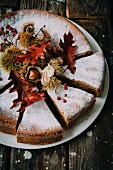 Kastanien-Schokoladen-Kuchen mit Herbstblättern (Italien)