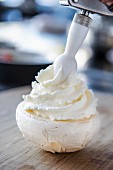 Small meringues with whipped cream (close-up)