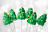 Weihnachtsbaum-Cake Pops vor weisser Hintergrund
