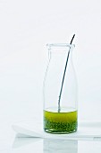 Olivenöl mit Kräutern in einem Glas