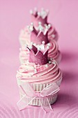 Cupcakes, verziert mit rosa Zuckerkronen