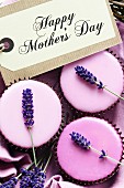 Cupcake mit Lavendelblüten zum Muttertag