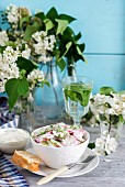 Salat mit Gurken, Radieschen, Dill und Sauerrahmdressing