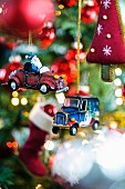Kleine Autos als Weihnachtsbaumschmuck