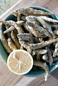 Fried smelt with lemon