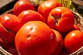 Korb mit roten Beefsteak-Tomaten auf einem Bauernmarkt am Strassenrand (Lancaster, Pennsylvania, USA)