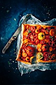 Puff pastry tarts with colourful tomatoes