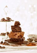 Verschiedene Schokoladenstücke, Chocolatechips, Kakaopulver und Kakaonibs