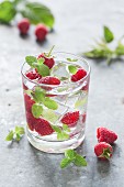 Wasser mit Himbeeren, Minze und Eiswürfeln