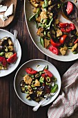 Panzanella mit gebratenen Auberginen, Kapern, Oliven und Pinienkernen (glutenfrei)