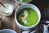 Cremige Zucchini-Basilikum-Suppe mit Creme fraiche und Mais