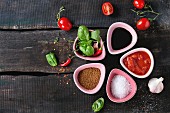 Zutaten für Tomaten-Ketchup: Gehackte Tomaten, Salz, Zucker, Balsamico-Essig, Kräuter und Chilischoten