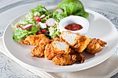 Fried chicken with salad and sauce