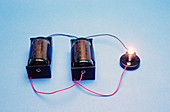 Two batteries in parallel with one lamp