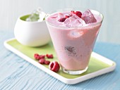 Ananas-Soja-Shake mit Himbeeren