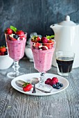 Berry and yoghurt mousse with oats