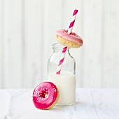 Mini Doughnuts, serviert mit einer Flasche Milch