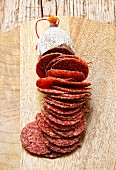 Ungarische Salami, in Scheiben geschnitten