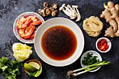 Zutaten für asiatische Suppe mit Ramennudeln, Garnelen und Brühe
