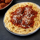 Spaghetti mit Fleischbällchen in Tomatensauce