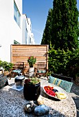 Sommerliche Terrasse von zeitgenössischem Reihenhaus mit Sichtschutzwand