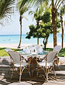 Sitzplatz auf der Terrasse mit Blick aufs Meer