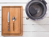 Küchenutensilien: Entsafter, Messer und Löffel