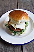 Hamburger mit Käse und Rucola