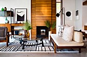Schwarz-weißes Wohnzimmer im Retrostil mit Möbeln aus Holz