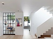 Moderne Wohnung mit offenen Räumen und einer Treppe
