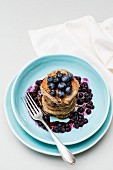 Bananen-Pancakes mit Blaubeeren, gestapelt auf Teller
