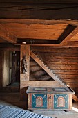 Alte bemalte Holztruhe im historischen Bauernhaus