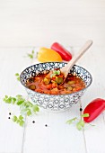 Vegetarische Soljanka mit Paprika, Tofu, Gewürzgurken, Tomatenmark und Petersilie