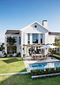 Elegantes, modernes Wohnhaus mit sonniger Terrasse, Pool und Rasenfläche