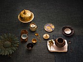 Teegeschirr und Teeutensilien im exotischen Stil