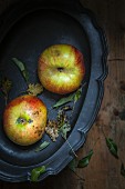 Zwei Bio-Äpfel auf Tablett (Draufsicht)