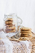 Chocolatechip Cookies im Vorratsglas und daneben