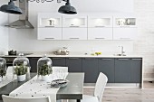 Industrial-style kitchen with fronts in white and grey