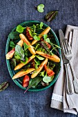 A leaf salad with peaches and tomatoes