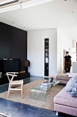 Modernes Wohnzimmer mit klarem Design und schwarzer Wand