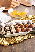 Vegane Bliss Balls verzieren