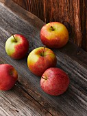 Frische Äpfel auf Holztisch