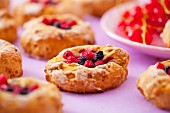 Plätzchen mit frischen Beeren