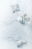 Silberner Weihnachtsschmuck auf Marmorplatte